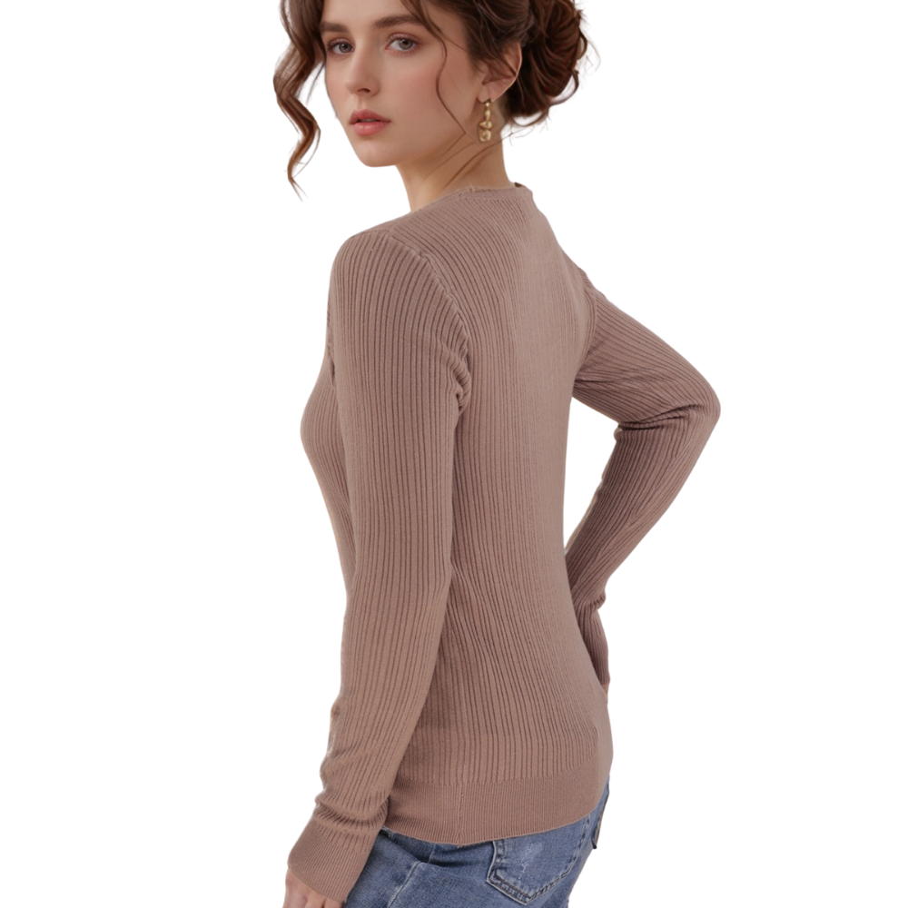 Front view of the brązowy sweter damski z długimi rękawami i detalami guzików.
