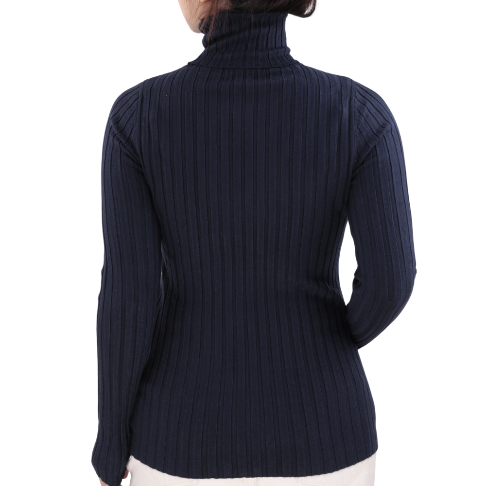 Side view of the niebieski sweter damski z długim rękawem i półgolfem.