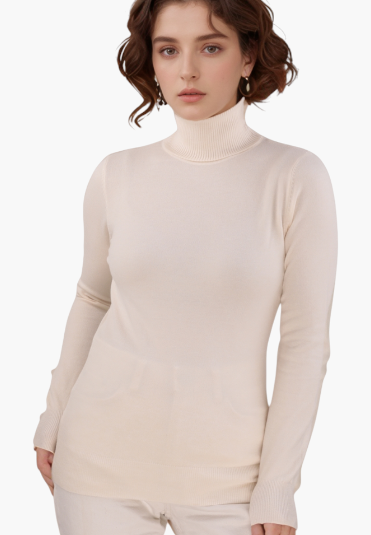 Przód swetra damskiego w kolorze kremowym z długimi rękawami i wysokim kołnierzem.
