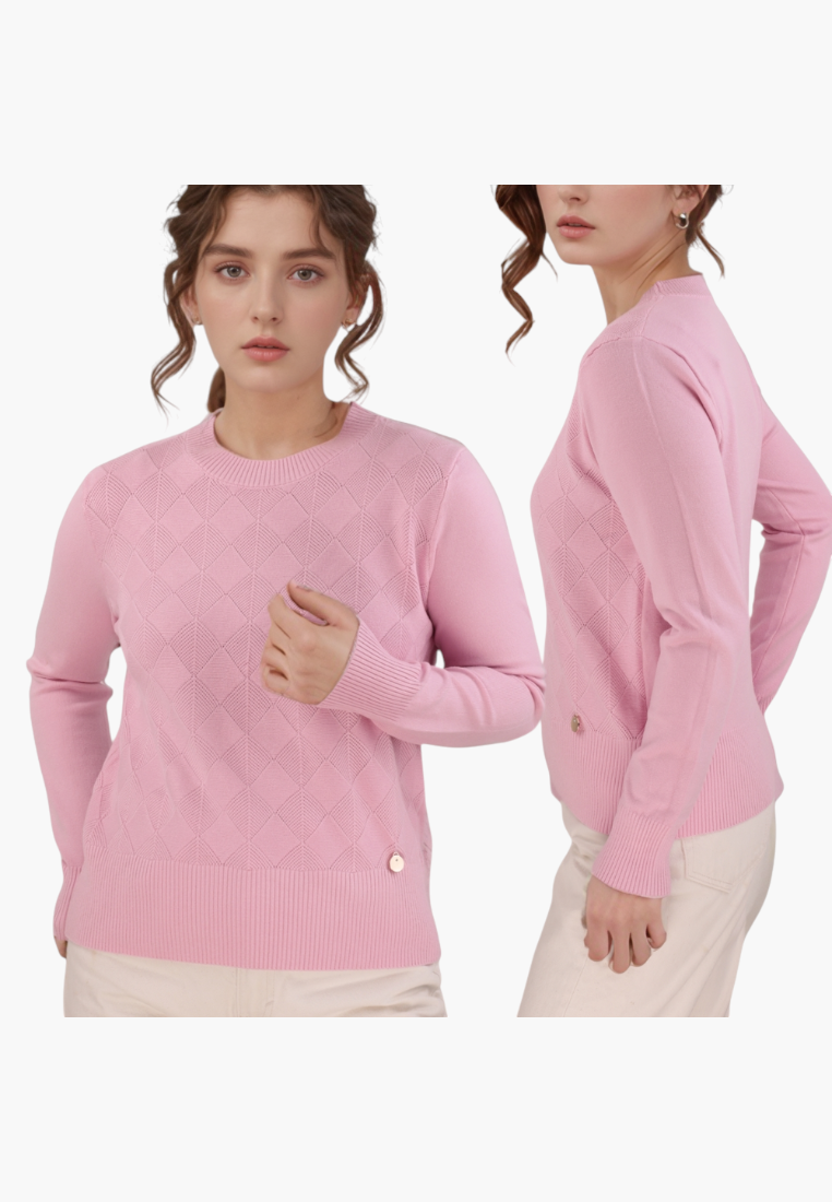 Stylowy różowy sweter damski z długimi rękawami w ujęciu lifestyle na białym tle.