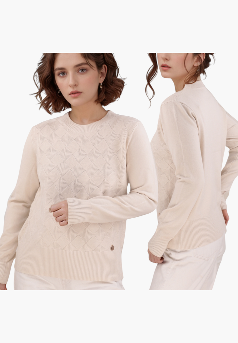 Front view of the beżowy sweter z długim rękawem i teksturowanym wzorem na białym tle.