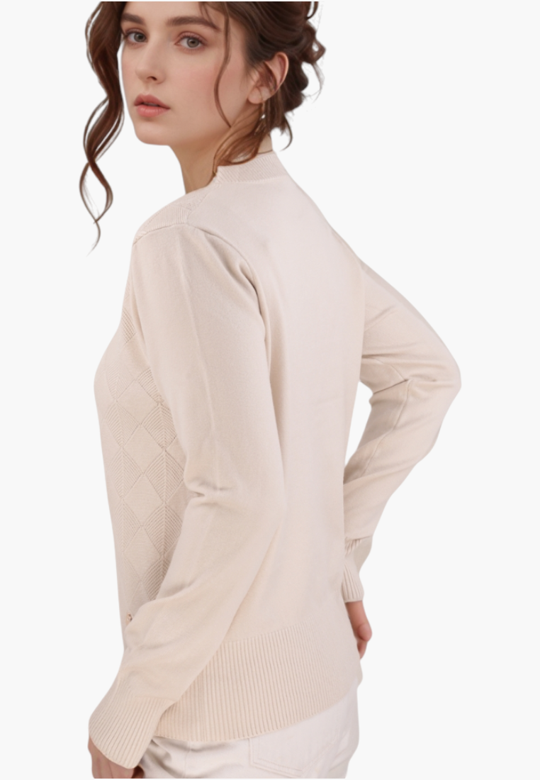 Front view of the beżowy sweter z długim rękawem i teksturowanym wzorem na białym tle.