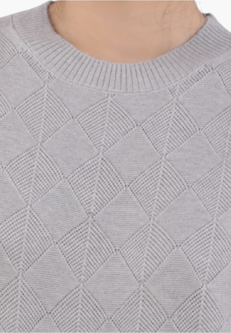 Detail view of the szary sweter z pikowaną teksturą i okrągłym dekoltem na białym tle