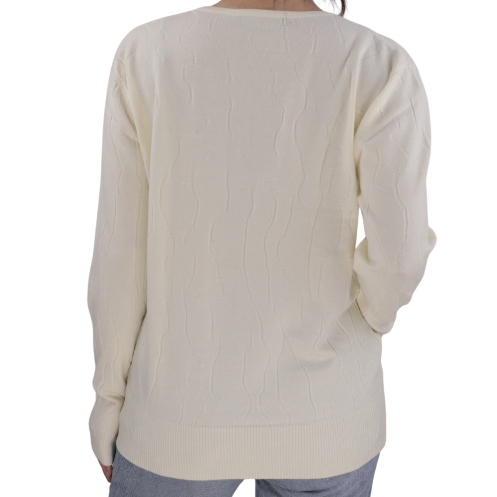 Back view of the żółty sweter damski z długim rękawem.