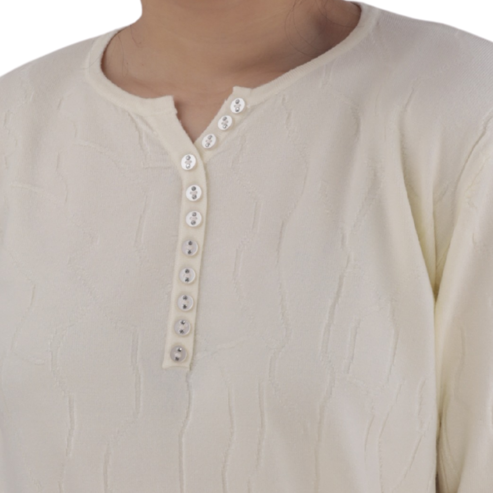Detail view of the żółty sweter damski z guzikami i teksturą prążkowaną.