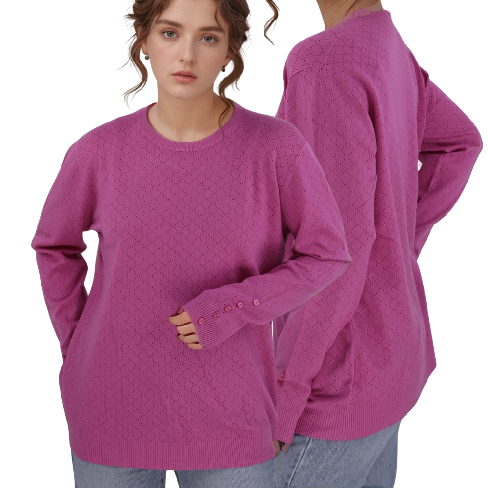 Stylowy różowy sweter damski z okrągłym dekoltem w ujęciu lifestyle.