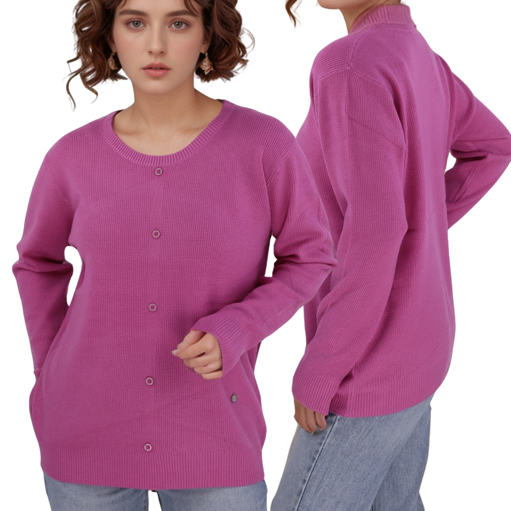 Stylowy różowy sweter damski w ujęciu lifestyle na białym tle.