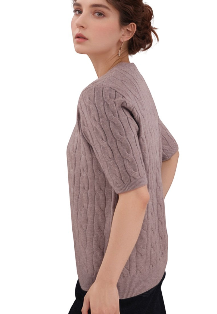 Beżowy sweter z krótkim rękawem, widok z boku na modelkę.