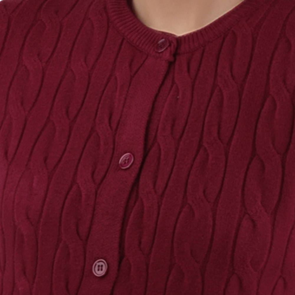 Burgundowy sweter damski z detalem na guzikach, widok z bliska.
