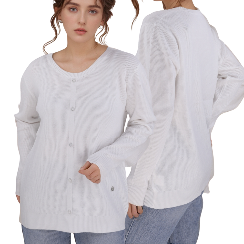 Stylowy sweter damski z białymi guzikami, widok w stylu życia.