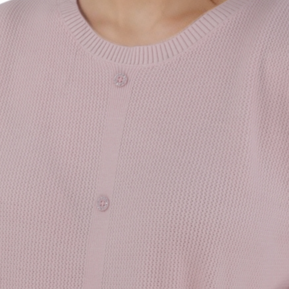 Detail close-up of a light pink cardigan with button closure and soft fabric on a transparent background.