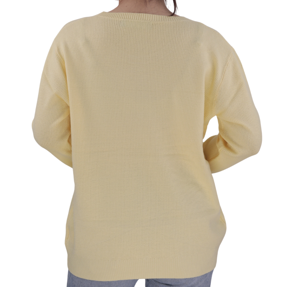 Side view of the żółty sweter damski highlighting long sleeves and casual style.
