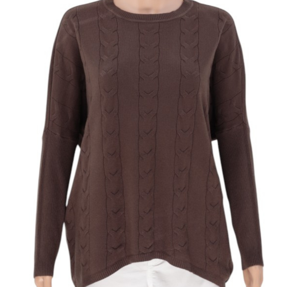 Brązowy sweter z warkoczowym splotem w stylizacji na innym tle.