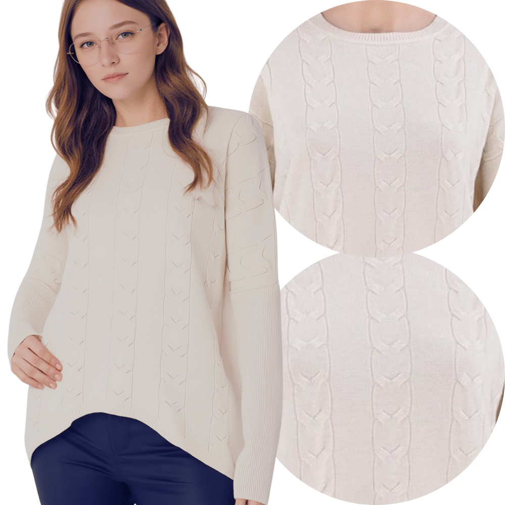 Sweter damski w kolorze off-white z dzianiny, stylizacja w otoczeniu.
