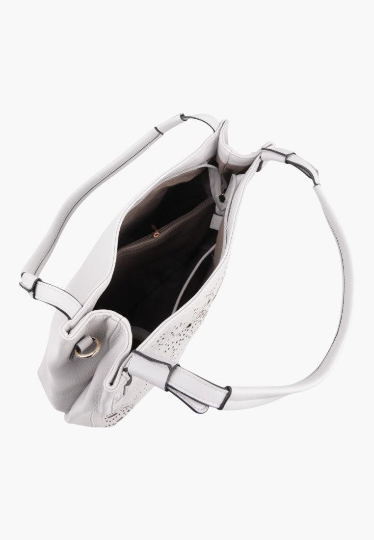 Zbliżenie na wnętrze szarej torebki z otwartym wierzchem i wewnętrznymi kieszeniami.
