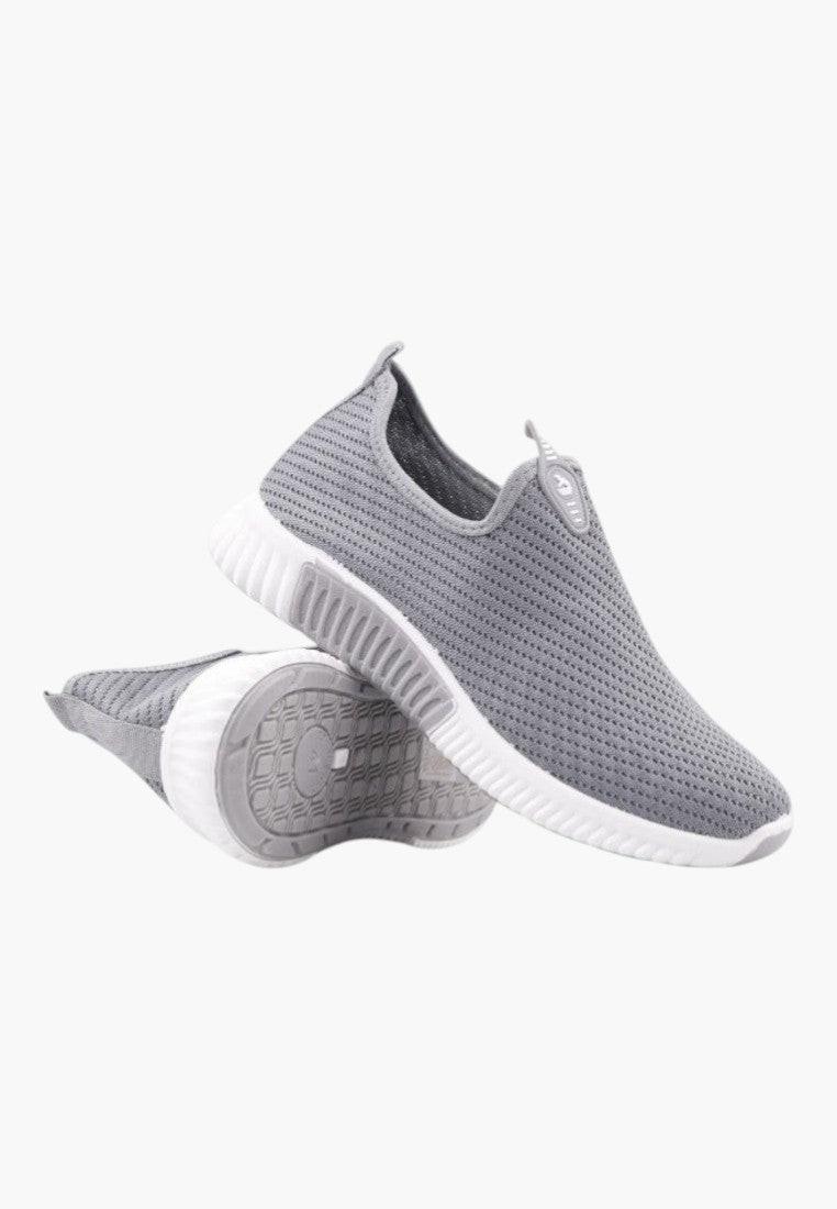 Szare buty sportowe damskie w stylu lifestyle na białym tle.