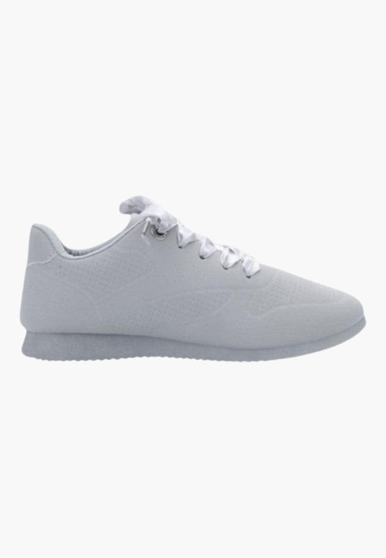 Lifestyle szarych butów sportowych w stylu casual.