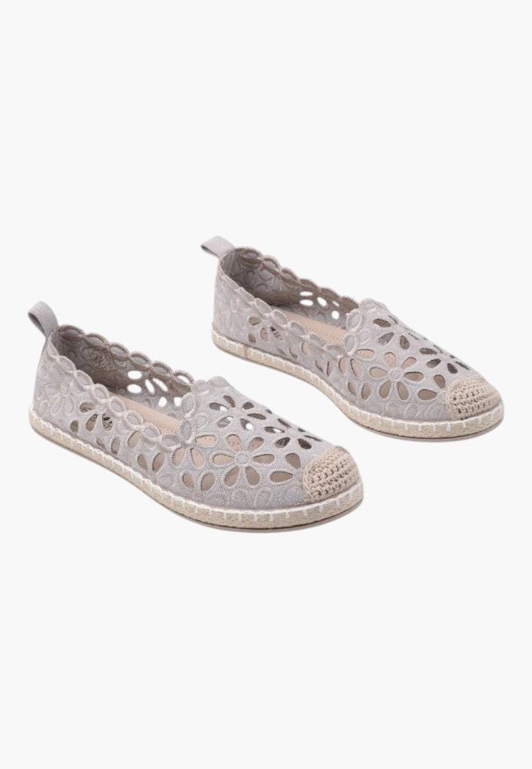 Szare espadryle damskie z ażurowego ekozamszu w stylu casual, widok lifestyle.