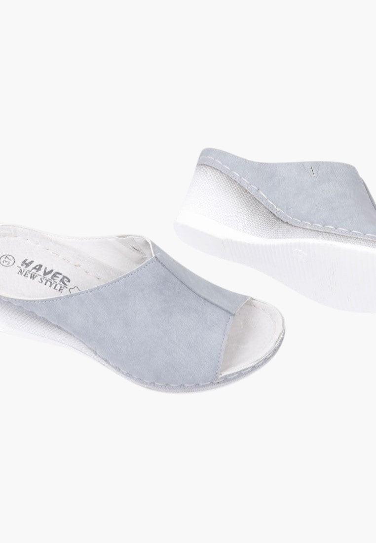 Szczegółowy widok szarych klapków slip-on z zaokrąglonym noskiem.