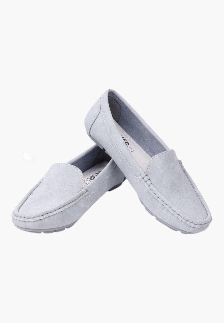 Szare mokasyny damskie w stylu casual, widok w stylu życia.
