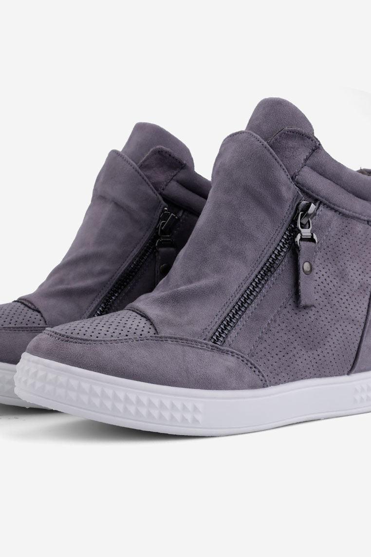 Detal zamka błyskawicznego w szarych sneakersach damskich