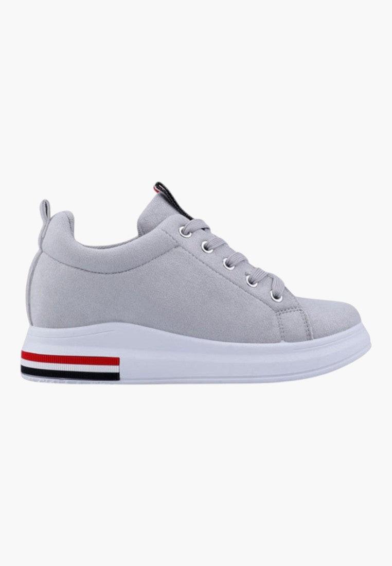 Widok z boku szarych sneakersów damskich z ekozamszu, sznurowane.