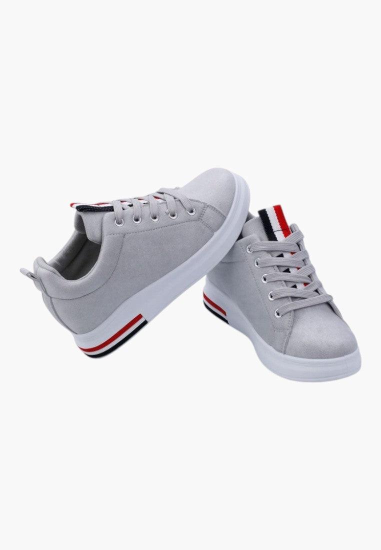 Widok z innej perspektywy szarych sneakersów damskich z ekozamszu, sznurowane.