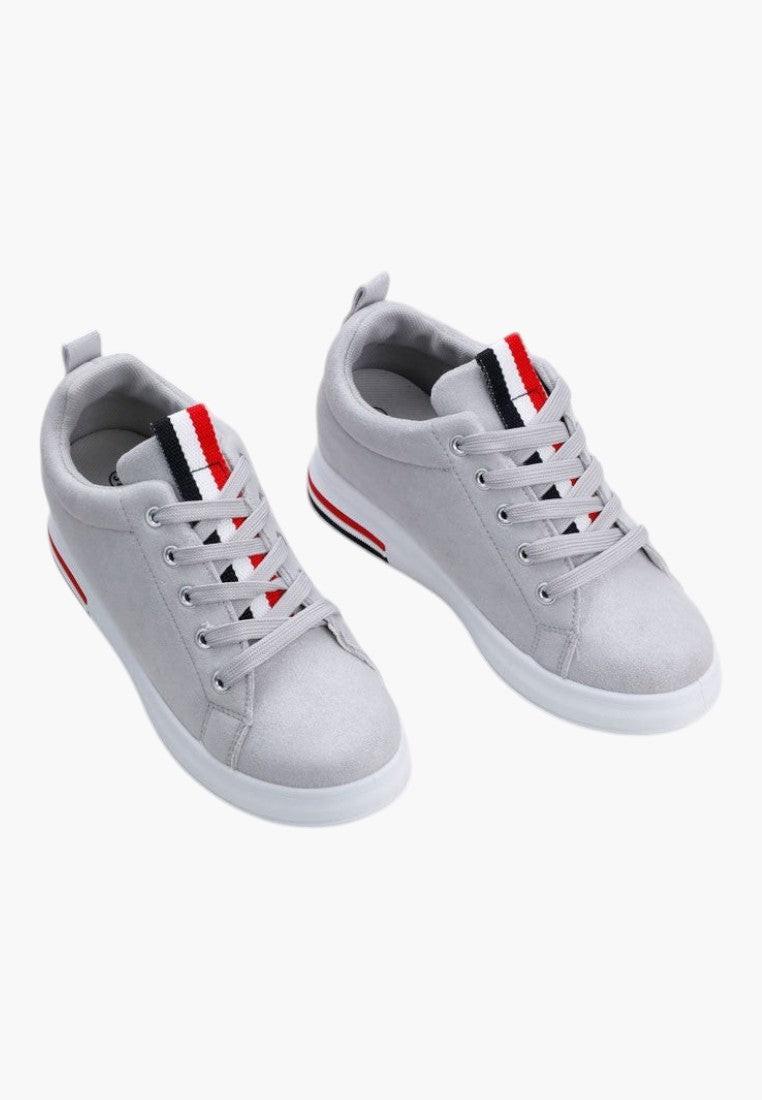 Widok z przodu szarych sneakersów damskich z ekozamszu, sznurowane.