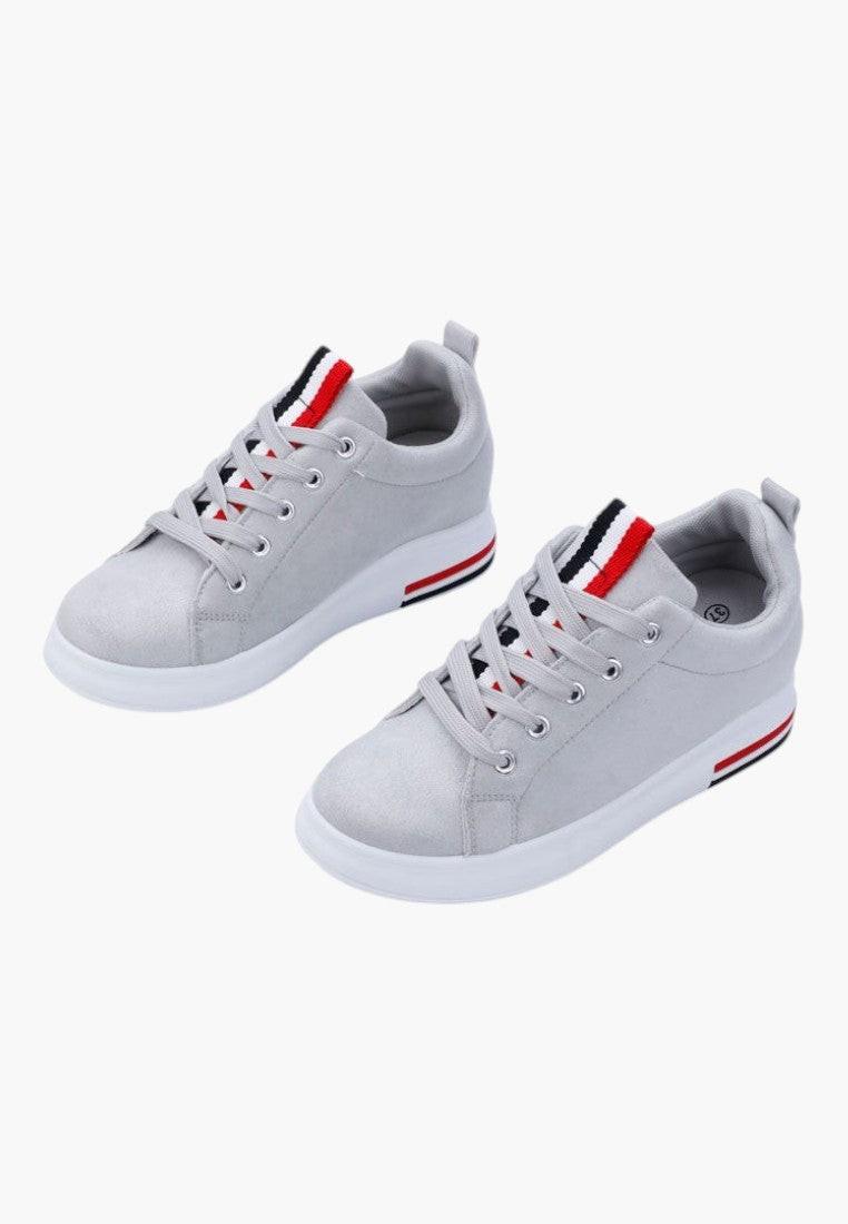 Szare sneakersy damskie z ekozamszu w stylizacji, widok lifestyle.
