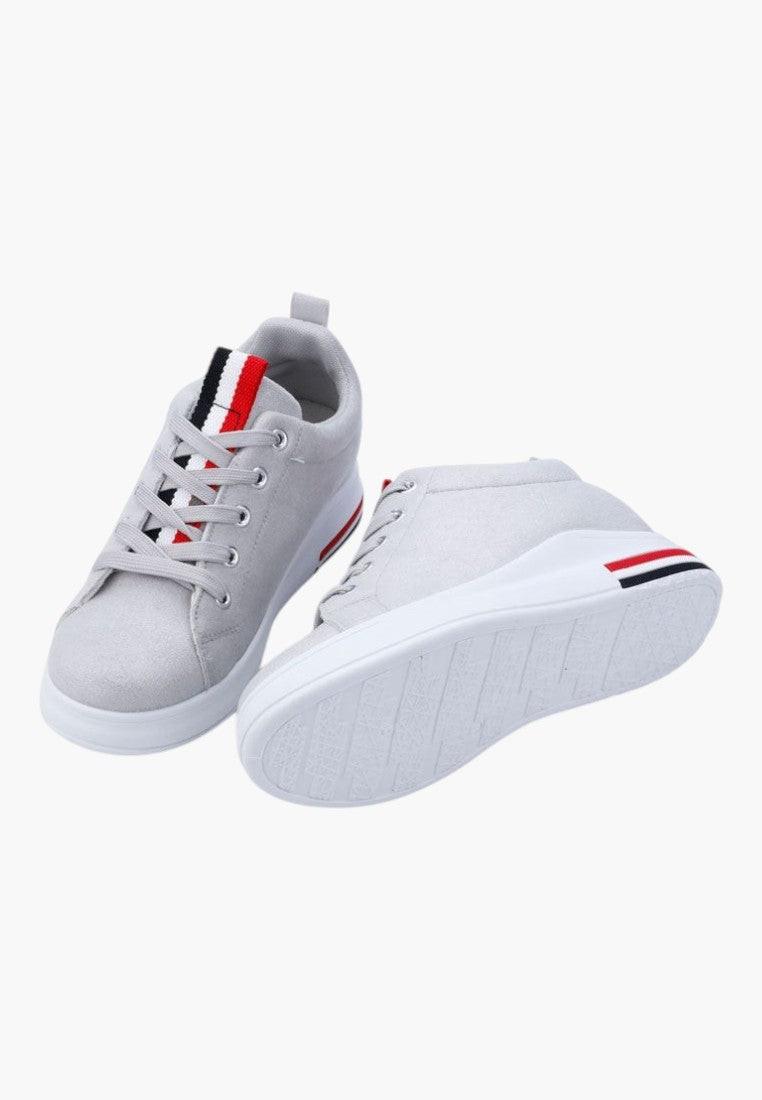 Szczegółowy widok szarych sneakersów damskich z ekozamszu, sznurowane.