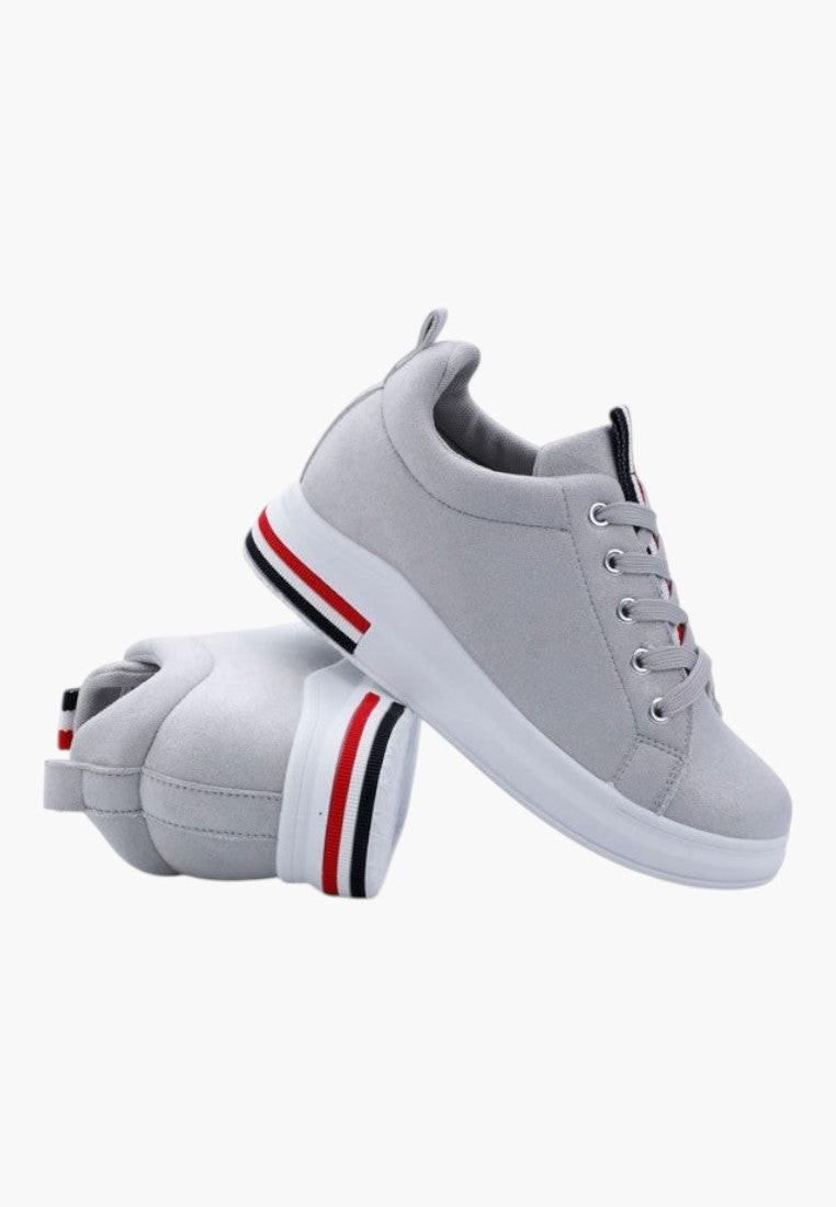 Szczegółowy widok szarych sneakersów damskich z ekozamszu, sznurowane.