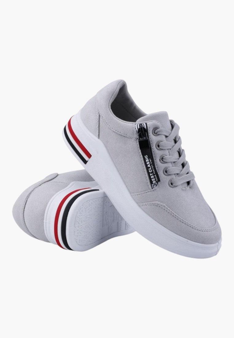 Szare sneakersy w casualowej scenerii.