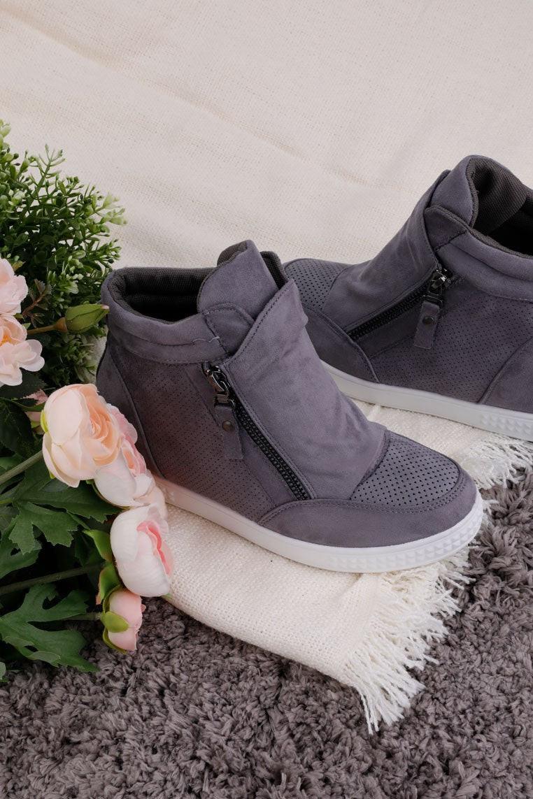 Widok szarych sneakersów damskich z rzepem