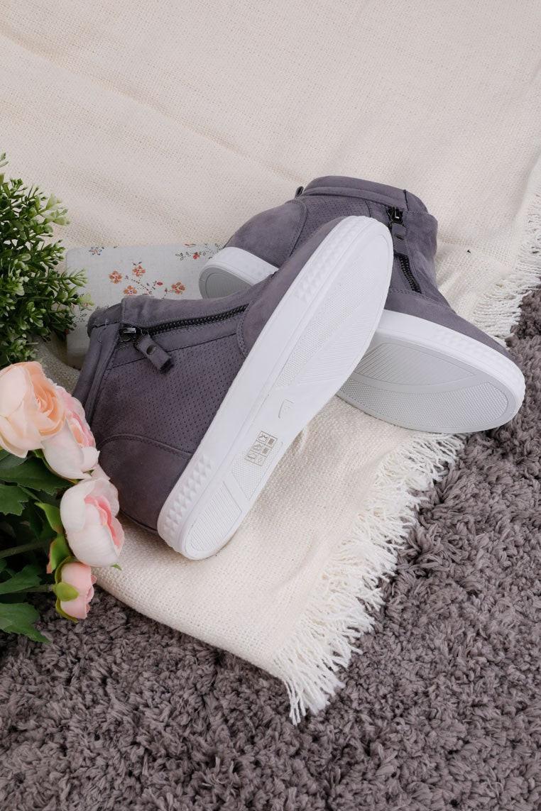 Inny widok teksturowanego materiału szarych sneakersów damskich