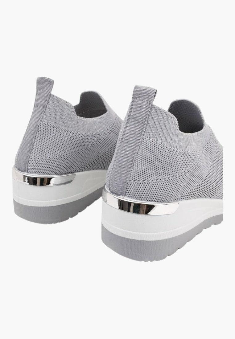 Tylny widok szarych sneakersów damskich z metaliczną wstawką.