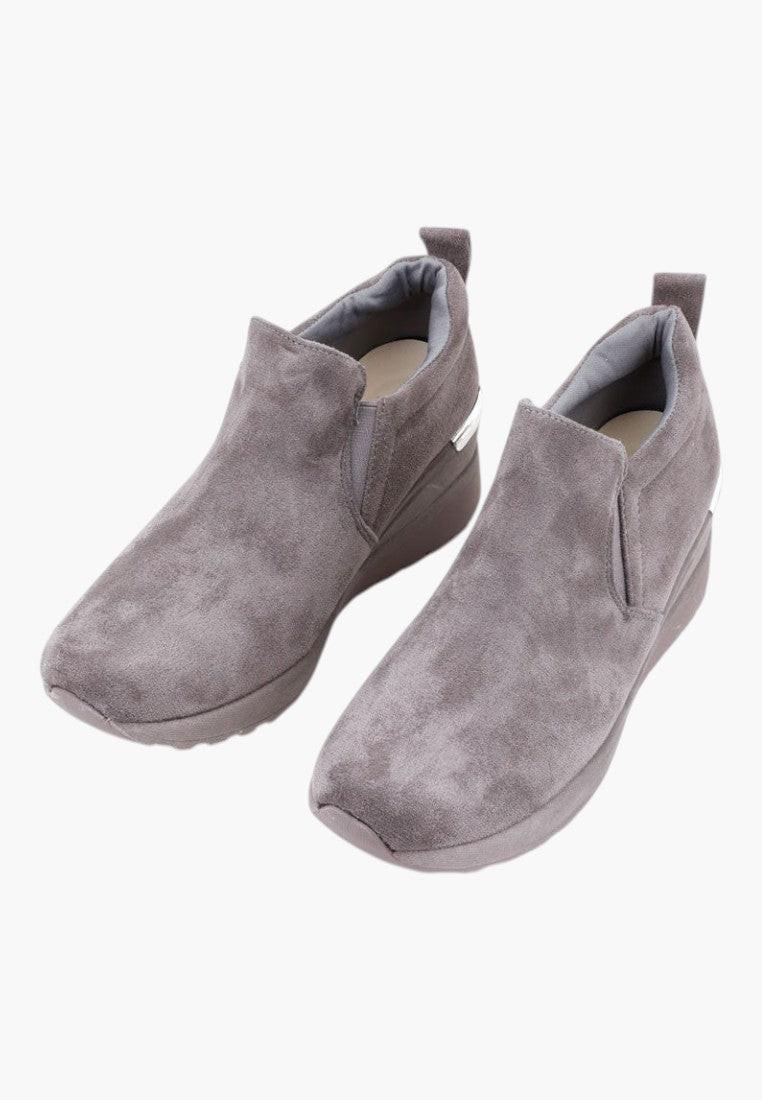 Styl casual szarych sneakersów damskich zamszowych, wygodne dopasowanie.