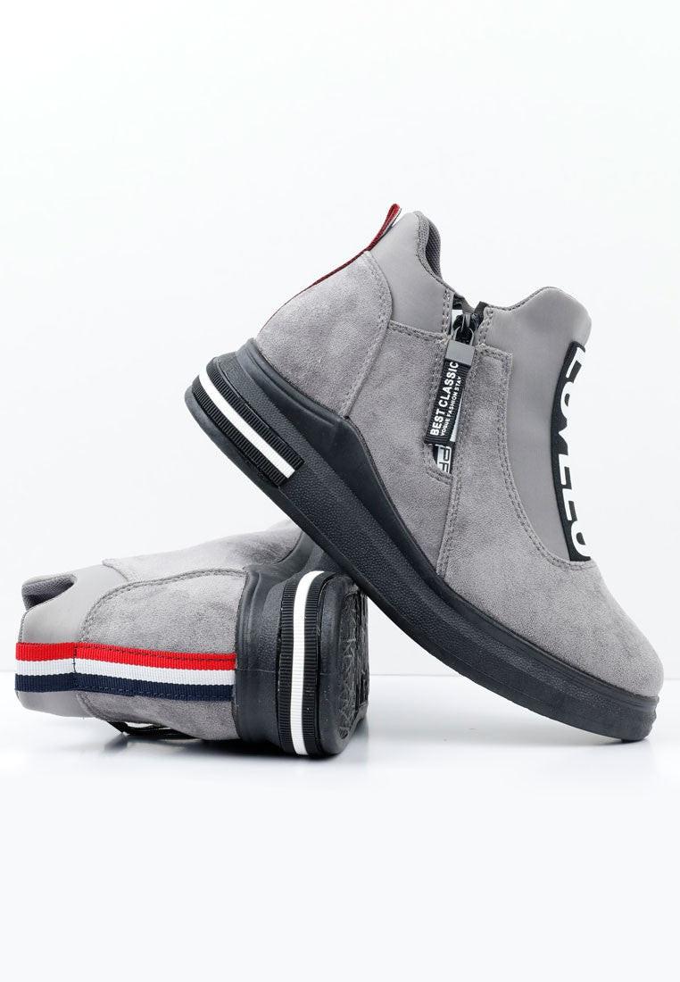 Widok z boku szarych sneakersów ekozamszowych z wysokim designem.
