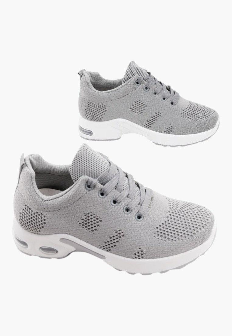 Stylowe szare sneakersy w codziennym stylu, widok lifestyle.