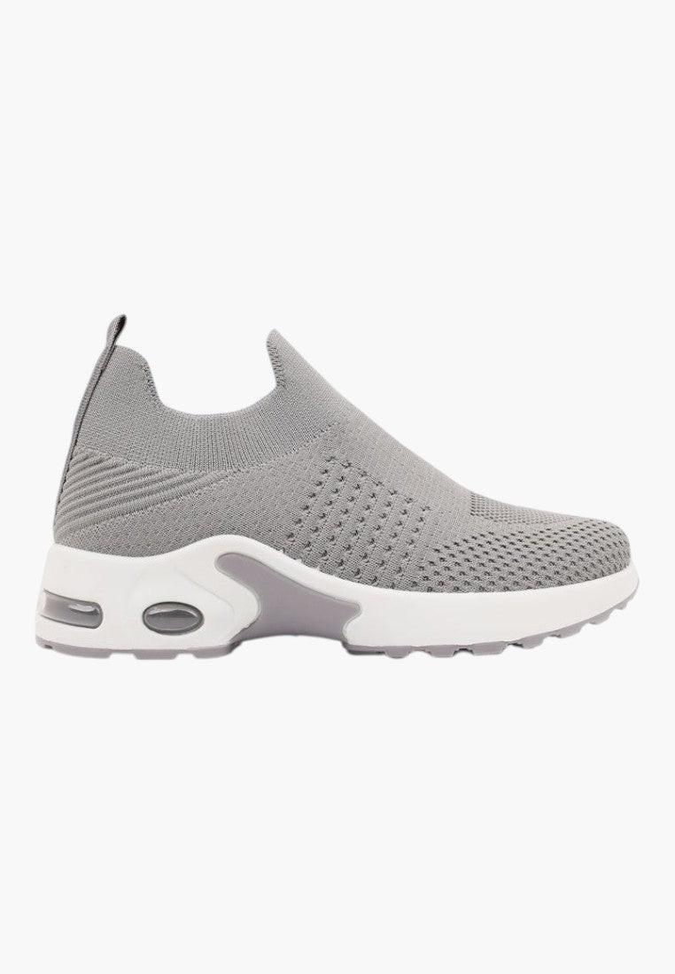 Widok z przodu szarych wsuwanych sneakersów z tekstylnego materiału