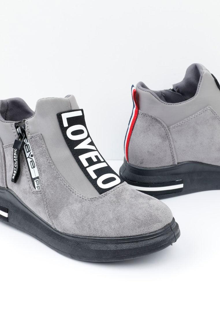 Widok z boku szarych sneakersów z zamkiem błyskawicznym i paskiem logo.