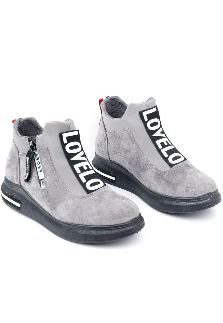 Widok z tyłu szarych sneakersów z zamkiem błyskawicznym i wysokim designem.
