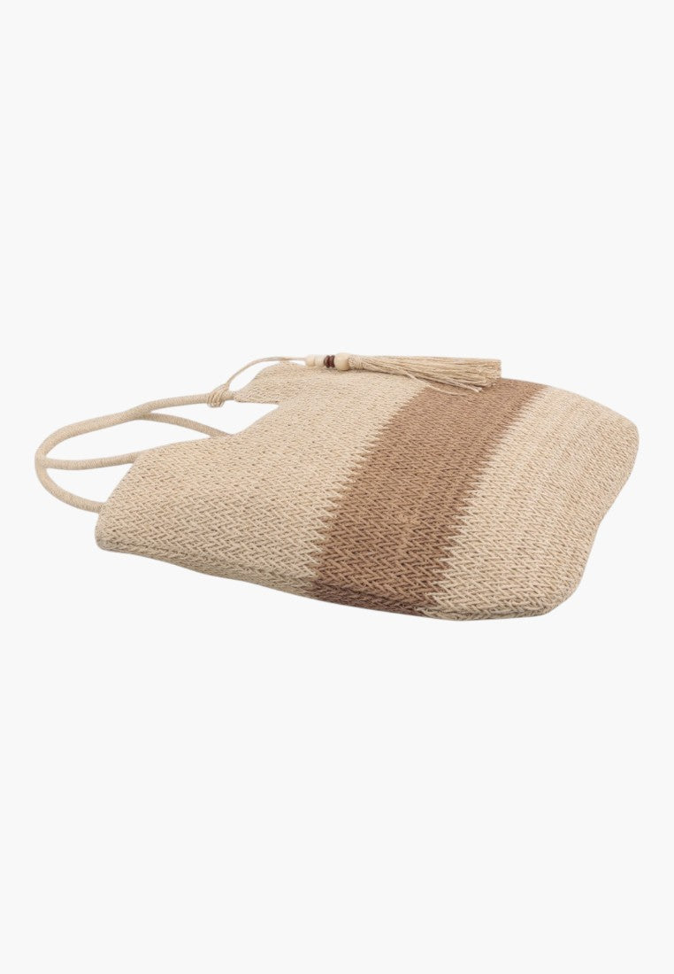 Szczegółowy widok otwartej torby damskiej shopper w beżowym kolorze z frędzlem.