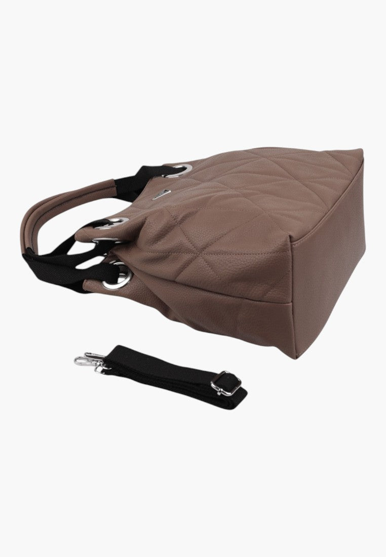 Torebka damska shopper w brązowym kolorze, widok z bliska, z odpinanym paskiem.