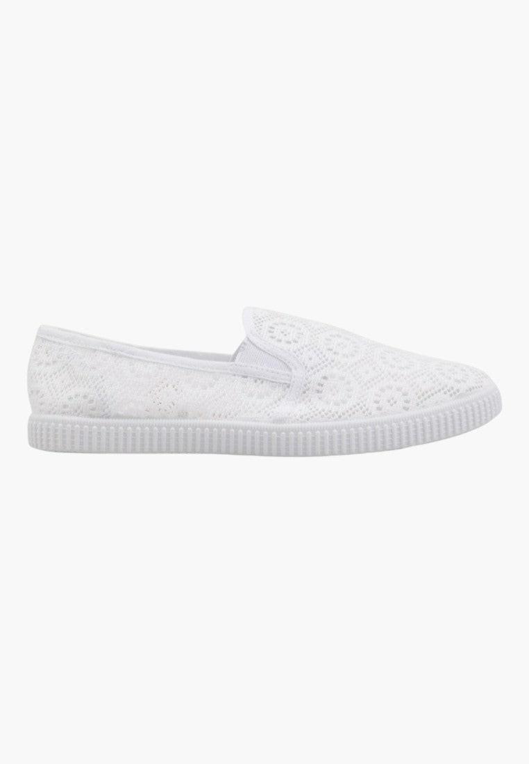 Białe trampki damskie, widok z boku, smukły profil, miękki materiał