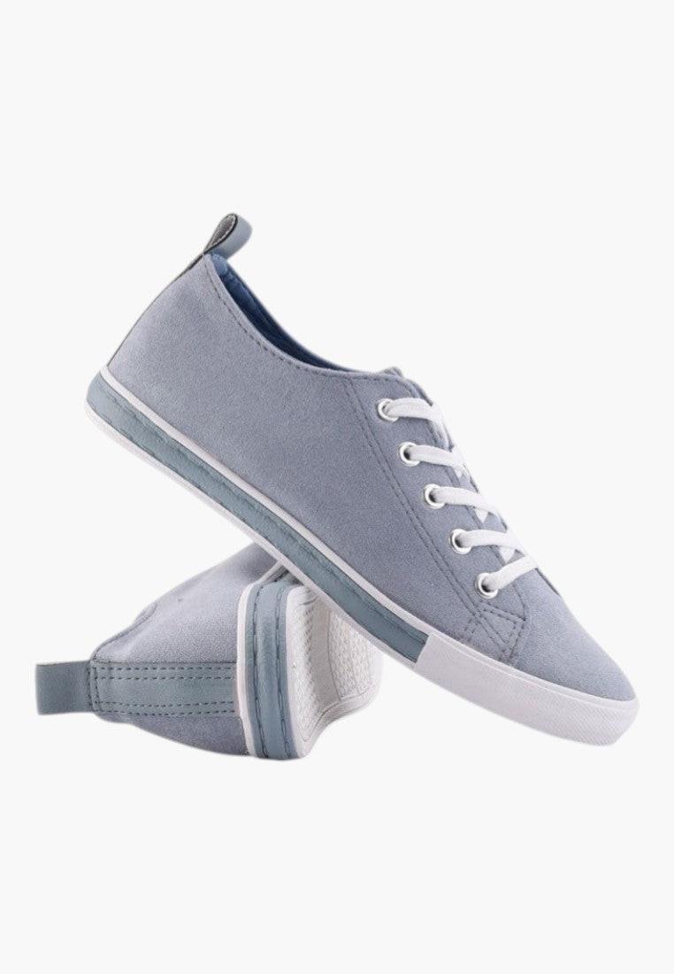 Niebieskie trampki damskie z ekozamszu, widok z boku.