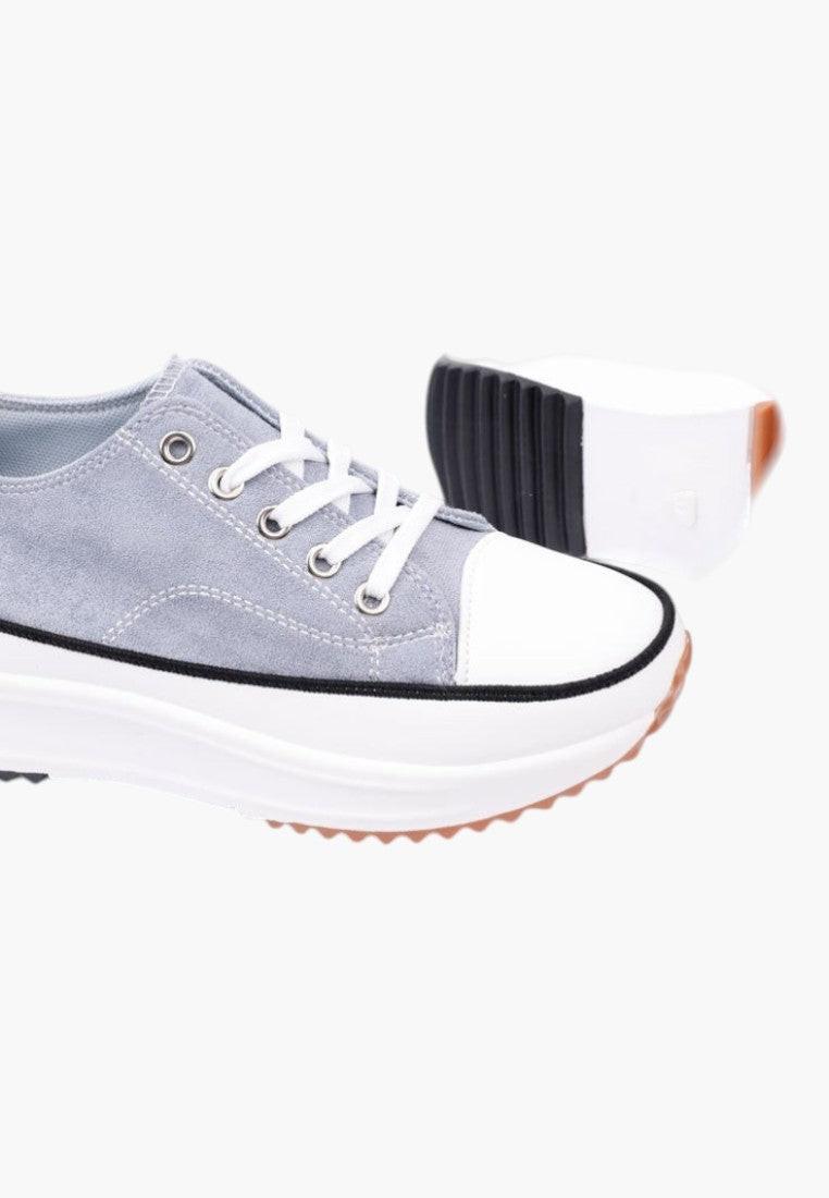 Niebieskie trampki damskie w stylu casual, widok lifestyle.