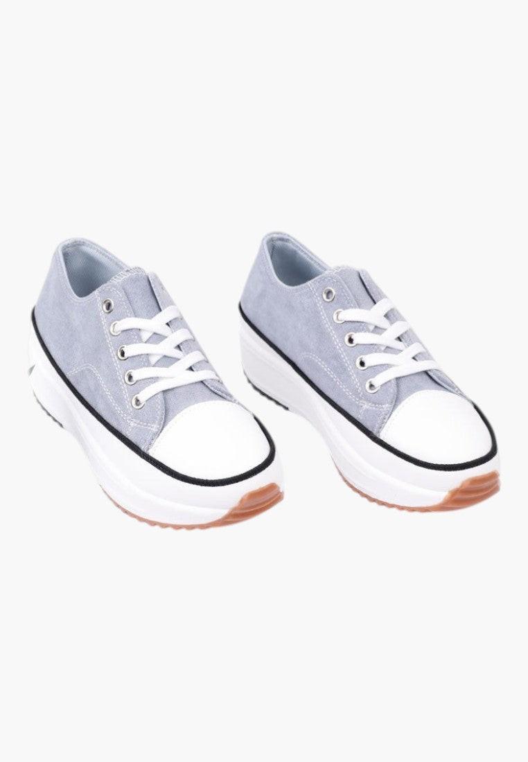 Niebieskie trampki damskie w stylu casual, widok lifestyle.