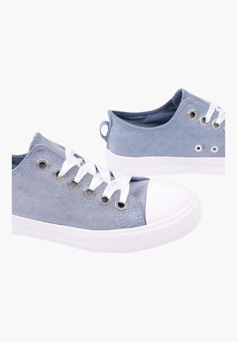 Niebieskie trampki damskie z białą podeszwą, widok z boku.