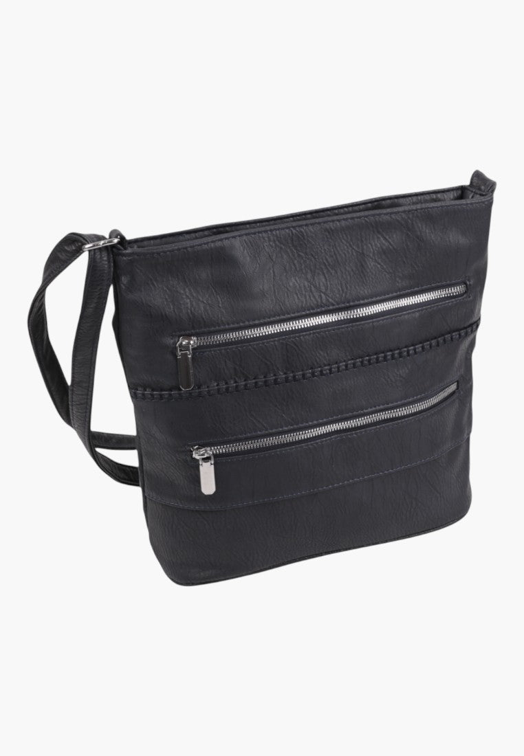 Listonoszka damska z boku, czarna, z wieloma kieszeniami i regulowanym paskiem.