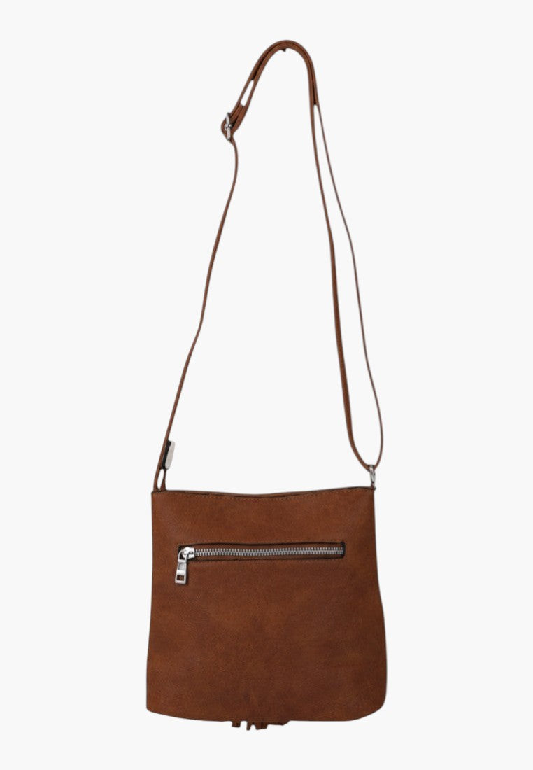 Detail view of the wielokolorowa listonoszka damska z zamkiem i frędzlami na białym tle